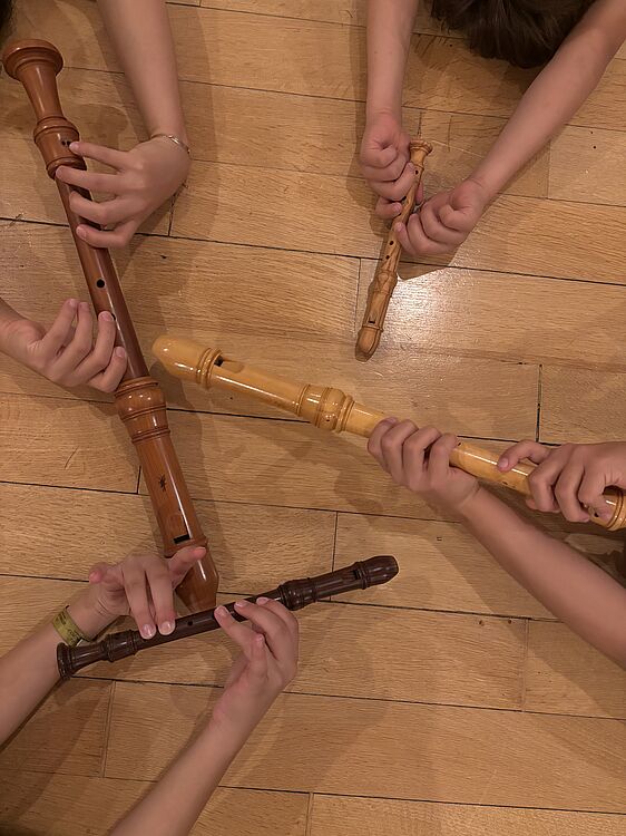 Kinderhände mit Blockflöten