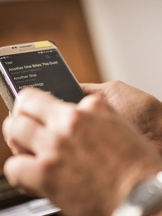 Smartphone in einer Hand