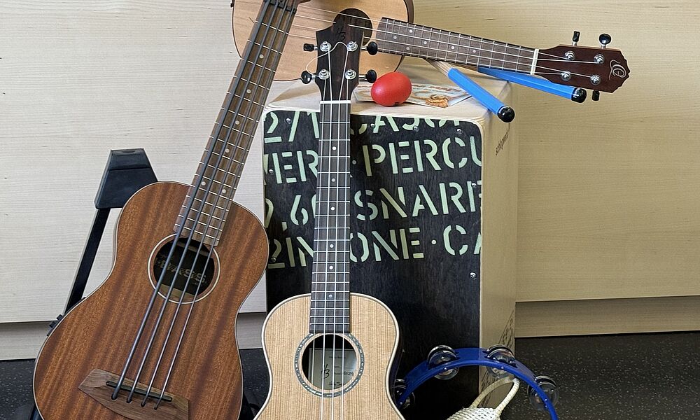 Ukulele, U-Bass, Cajon